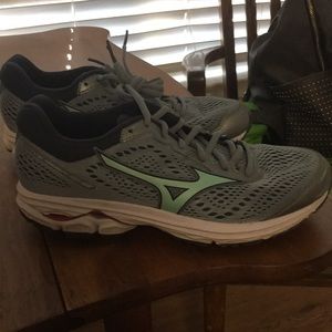 Mizuno waverider 22 size 8